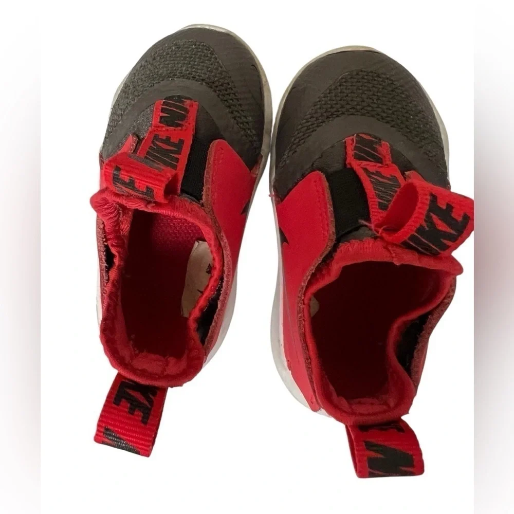 Nike Unisex Little Kids Flex Runner Sneakers in size 5c runs small
